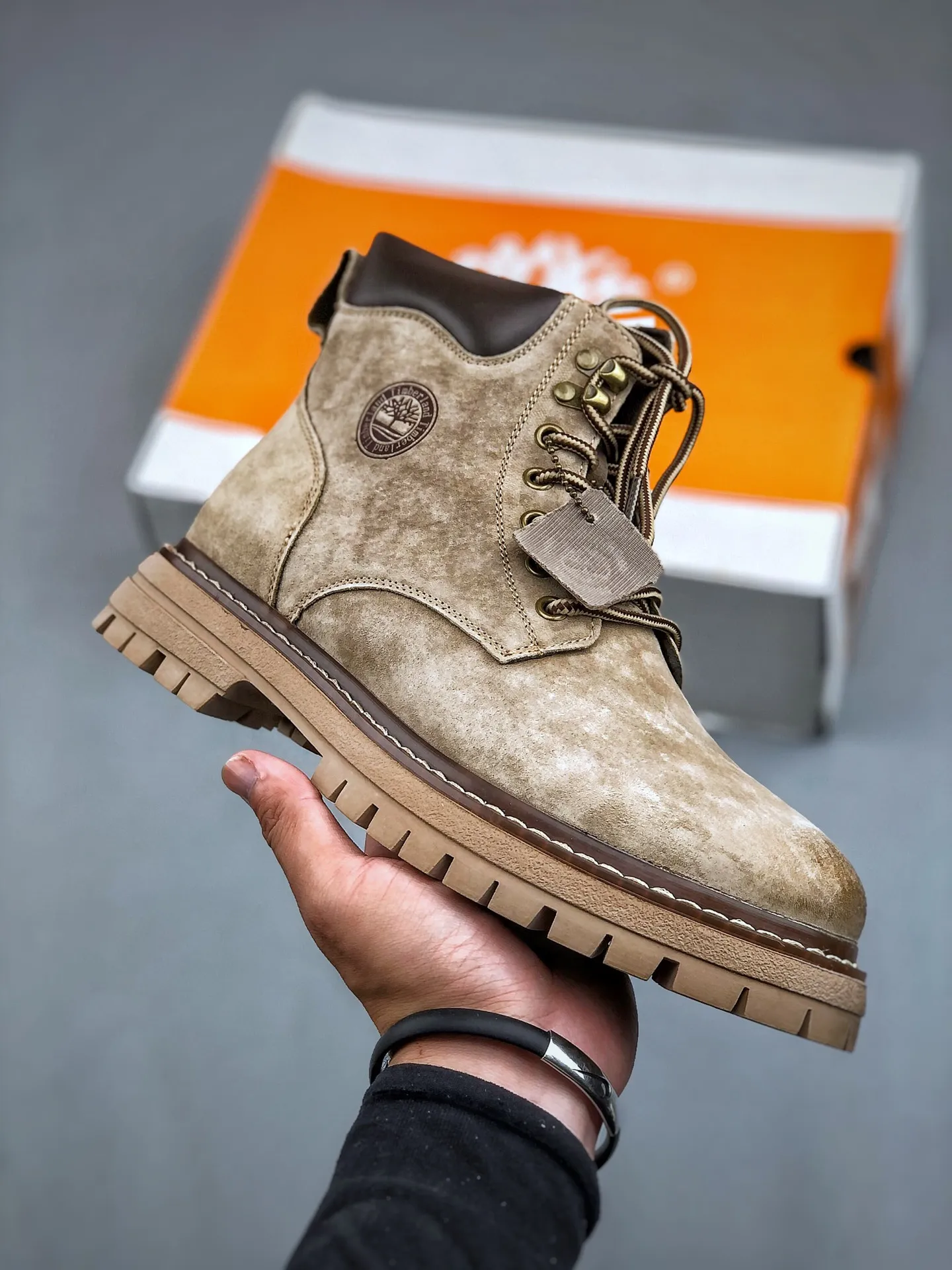 Local pick-up 💰560 supports store release. New goods 🚀 #Timberland Timberland/Timberland outdoor high-top casual rhubarb boots series #Guangdong Dachang quality, original box and original packaging, fashionable and trendy matching. The fabric is made of Italian 🇮🇹 top-grade frosted fine-grained cowhide. It is matched with anti-odor and anti-corrosion genuine leather latex insoles. The outsole and hardware are all made from OEM raw materials. It is the same as the original Goodyear and will never be glued. Good products do not kill pigs. Exclusively launched on the whole network. The quality is unquestionable. The whole set of official website unified packaging gives you a perfect wearing experience. The quality is exquisite and durable. A must-have for sportsmen. Specially designed to treat those who are not handsome. High-quality and first-class foot feel. Special for cold protection and outdoor use this winter. Casual matching for daily use. Size: 38 39 40 41 42 43 44 (leather shoe size)